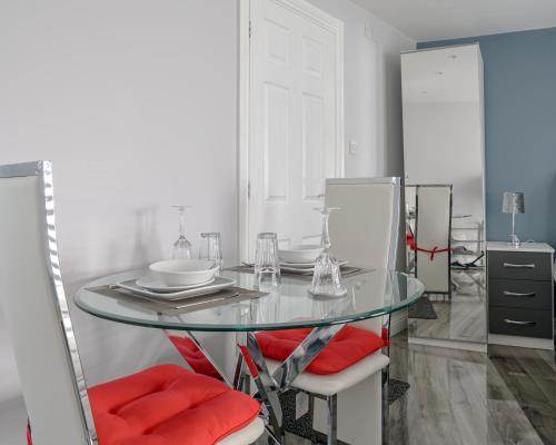 Modern and Stylish 1-Bedroom Guesthouse near M6 J10 Perfect for Business Stays & Couples Free Parkin in Bentley