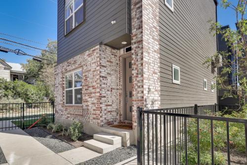 Modern Oasis Steps to River Walk and Alamo Park! in San Antonio, USA