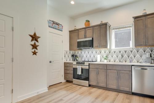 Modern Oasis Steps to River Walk and Alamo Park! in San Antonio, USA