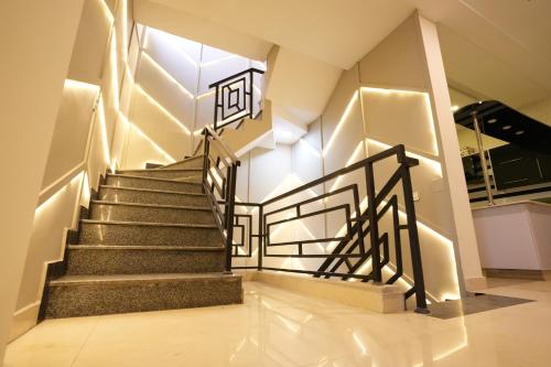 3 Bed Upper Unit w/Rooftop Oasis by Homrise photo 4
