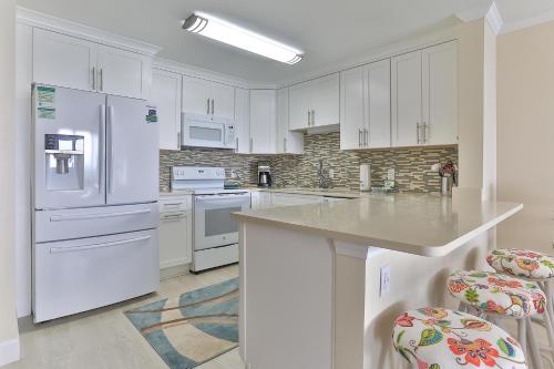 Dolphin Point 402C - 2BR Updated Condo with Harbor and Gulf Views near Louisiana Lagniappe