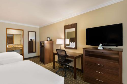 Queen Room with Two Queen Beds - Non-Smoking