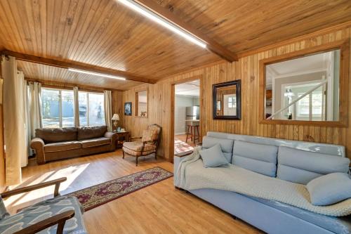 Pet-Friendly Springville Cabin Near Kentucky Lake!