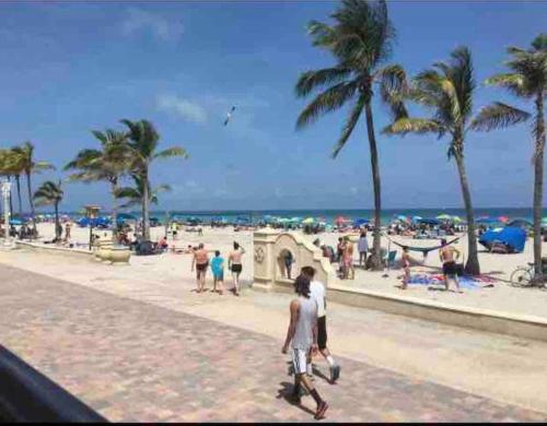 Charm 1BR - Sleeps 3, Near Air-Cruise Port & Beach in Fort Lauderdale, USA