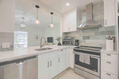 Cozy House, sleeps 4, close to beach, airport in Fort Lauderdale, USA
