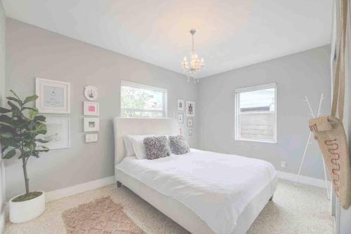 Cozy House, sleeps 4, close to beach, airport in Fort Lauderdale, USA