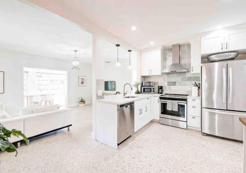 Cozy House, sleeps 4, close to beach, airport in Fort Lauderdale, USA