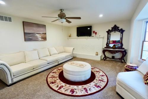 Shared lounge/TV area, Modern Charm Meets Cozy Elegance in Fowler (CA)