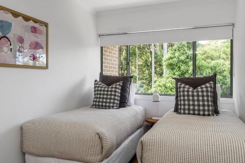 1 James Cook Apartments - Opposite Clarkes Beach - image 2