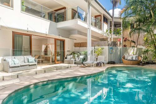 Beachcomber Blue - beachfront villa with pool