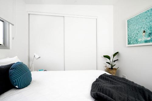 Clique 2 - moments from Main Beach with pool