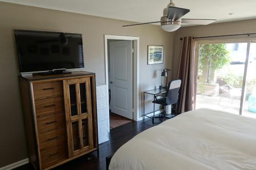 Large Private Guest Apartment Near Beaches, SpaceX, Sofi Stadium in Hawthorne, USA