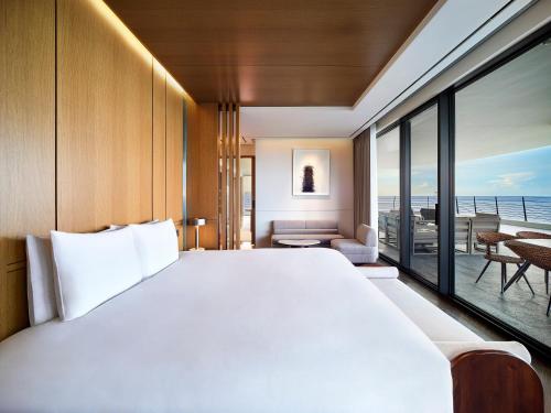 Club Presidential Suite Ocean View - Club Access for 4 Included