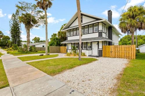 Citrus Suite - Close to Downtown, Hospital & Beaches in Melbourne, USA