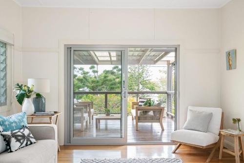 The White Rabbit - with studio & covered deck - image 3