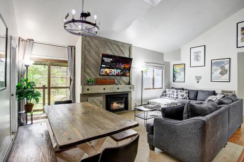 Luxury 2 Bedroom Condo with Pool Hot Tub and Sauna image