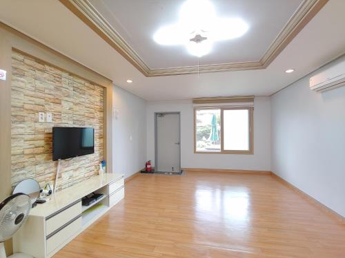 Jeju Oreum Pension in Hallim