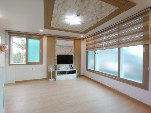 Jeju Oreum Pension in Hallim