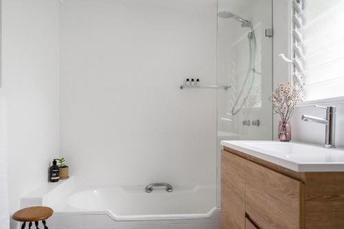 Gidgets House - renovated beach house with hot tub - image 5