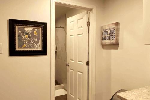 Modern Cozy Unit Near Genos & Pats in Philadelphia, USA