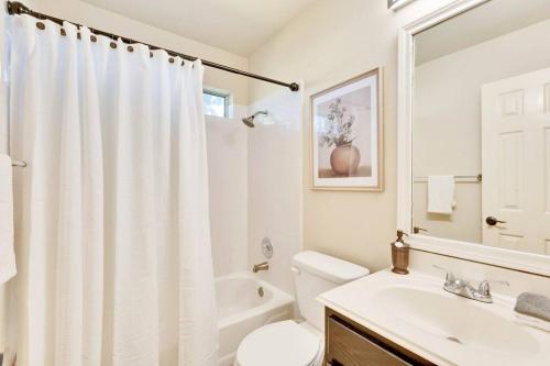 Charming and Comfort 3BR/2BA Retreat in Kyle in Kyle, USA