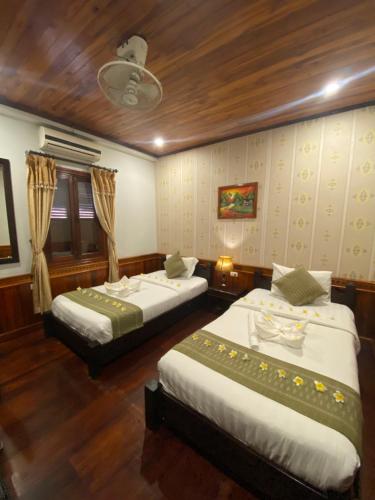 Standard Twin Room image 10