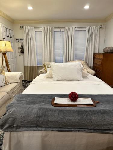 Welcoming Private Suite with French Touches Welcoming Private Suite with French Touches