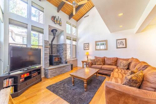#338 - Naturally Sunlit Condo with Pool, Jacuzzi, Sauna, & Game Room photo 1
