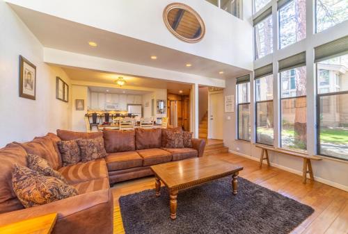 #338 - Naturally Sunlit Condo with Pool, Jacuzzi, Sauna, & Game Room photo 2