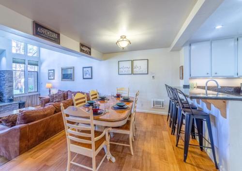 #338 - Naturally Sunlit Condo with Pool, Jacuzzi, Sauna, & Game Room photo 3