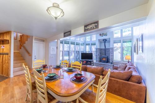 #338 - Naturally Sunlit Condo with Pool, Jacuzzi, Sauna, & Game Room photo 4