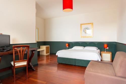 1 queen bed, 1 twin bed