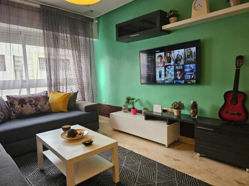 Cosy 2BR, Free Parking, AC & Fast WiFi, Central Maarif – khách sạn tại Maarif