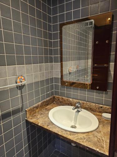Cosy 2BR Free Parking AC & Fast WiFi Central Maarif - image 5