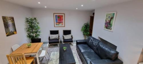 Inviting 3-Bed Apartment in London