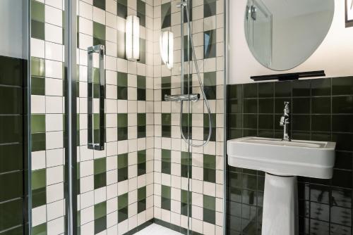 room detail thumbnail 2