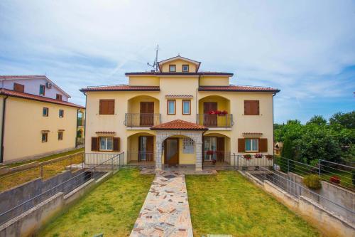 Apartment Lorena Radosi with Balcony