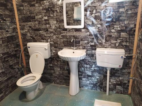Budget Double Room image 9