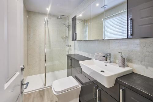 Shower, Host & Stay - Violet's View near Beacon Farm Ice Cream Parlour and Cafe