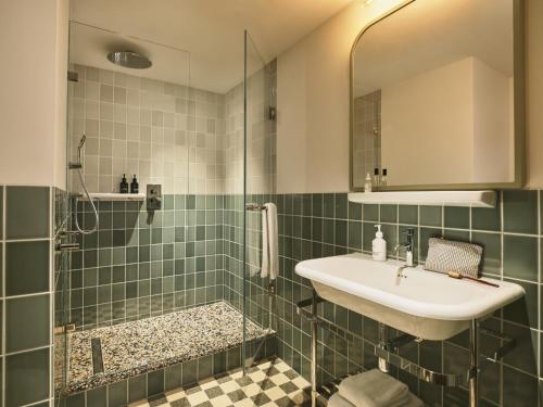 room detail thumbnail 2