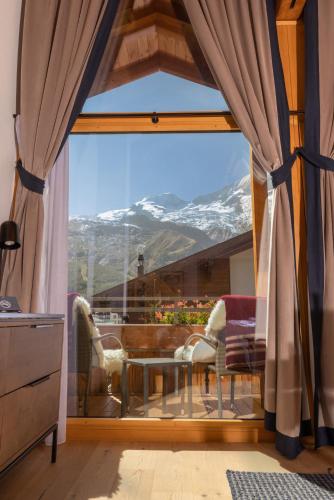 Suite with Mountain View