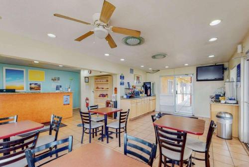 Days Inn by Wyndham Socorro - image 11