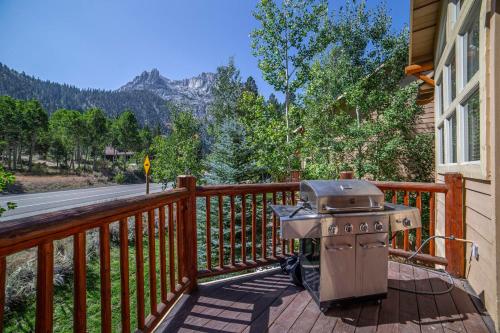 #427 - Spacious Townhome, Large Private Deck & Mountain Views