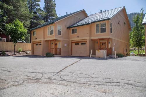 #427 - Spacious Townhome, Large Private Deck & Mountain Views