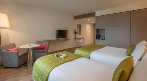 Superior Twin Room image 5