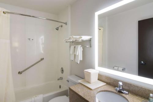 Quality Inn Aurora-Naperville Area - image 3
