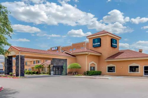 Clarion Inn & Suites DFW North