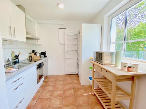 Køkken, Snug Stays 1 I 3-Zimmer Design Apartment am See mit Garten I Home Office I Highspeed Wifi in Wessling