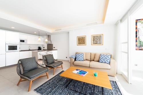 Modern 2 Bedroom Apartment with Sea Views in Playas del Duque - Puerto Banús - image 8