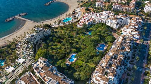 Modern 2 Bedroom Apartment with Sea Views in Playas del Duque - Puerto Banús - main image